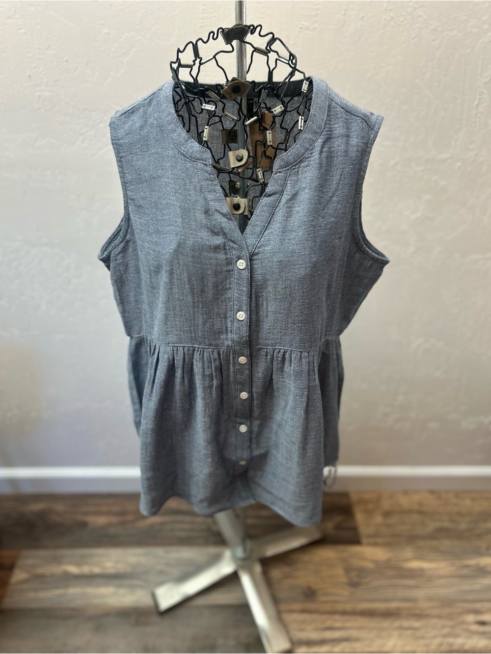 Chambray Blue Sleeveless Blouse Button Front Flowy Peplum Top‎